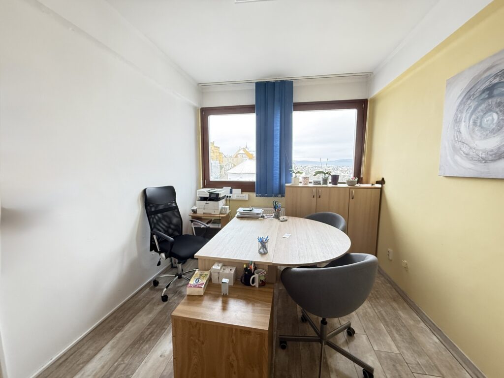 Kiadó • Egyéb iroda • Veszprém • 14 m²