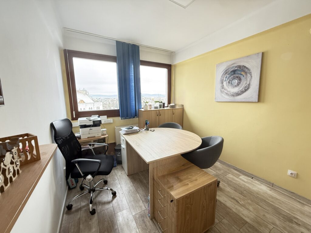 Kiadó • Egyéb iroda • Veszprém • 14 m²