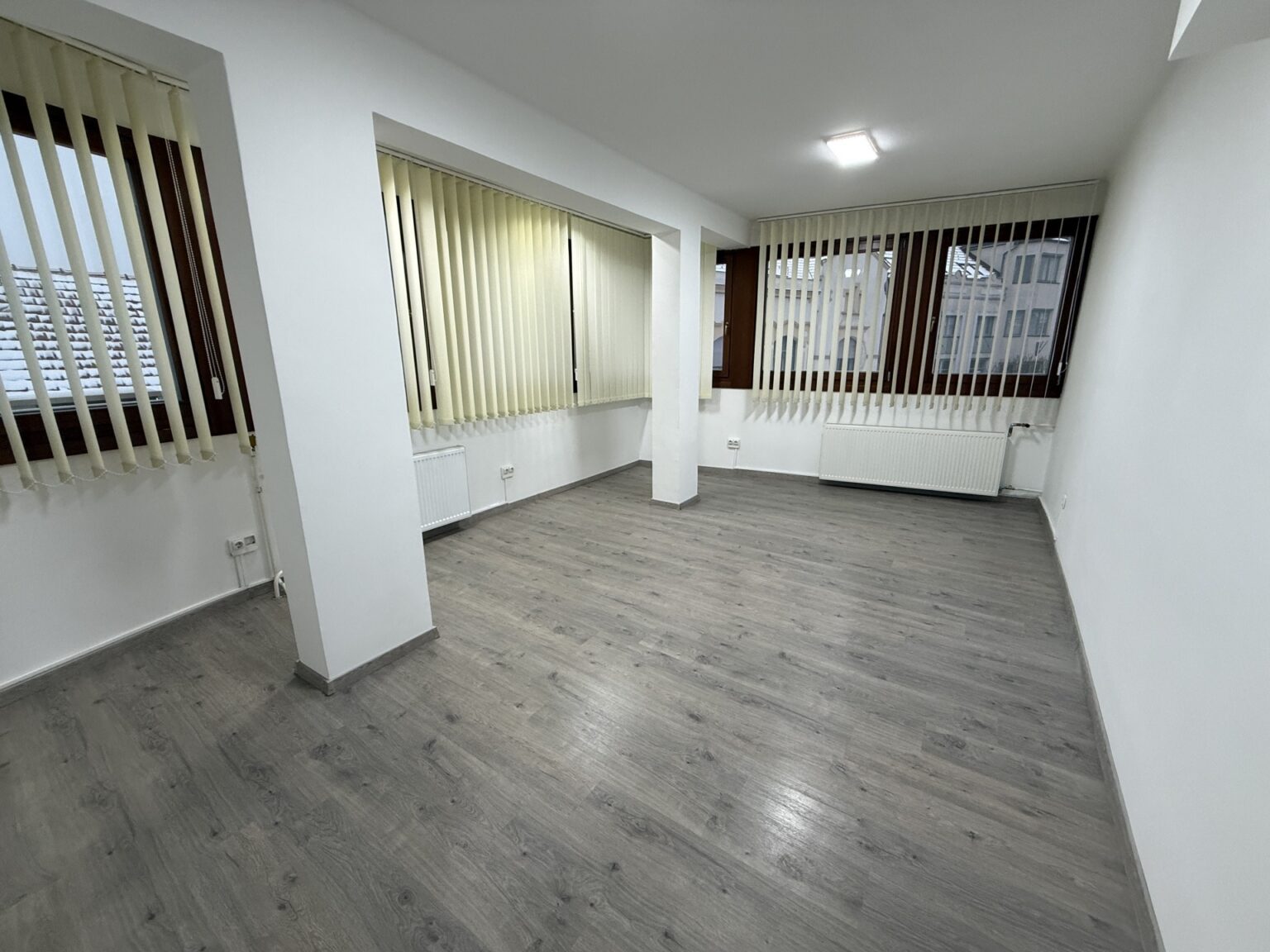 Kiadó • Egyéb iroda • Veszprém • 27 m²