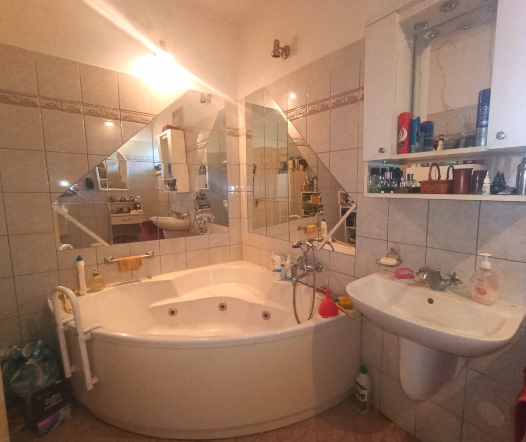 Eladó • Családi ház • Eplény • 340 m²