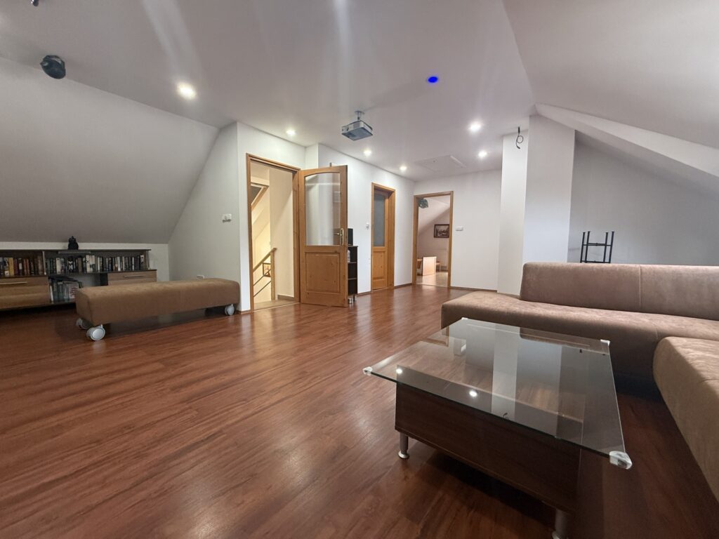 Kiadó • Családi ház • Öskü • 160 m²